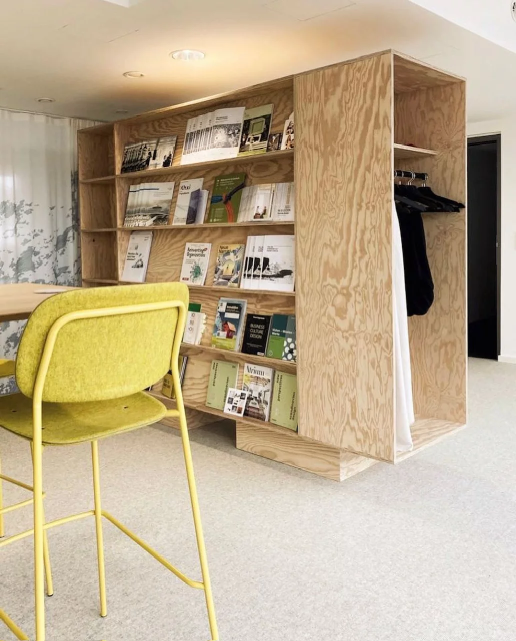 Großer Schrank aus Holz