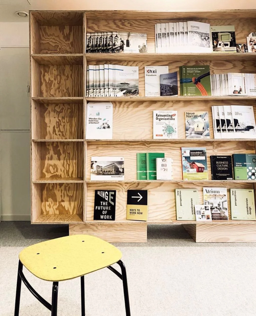 Einbauschrank aus Holz mit Büchern