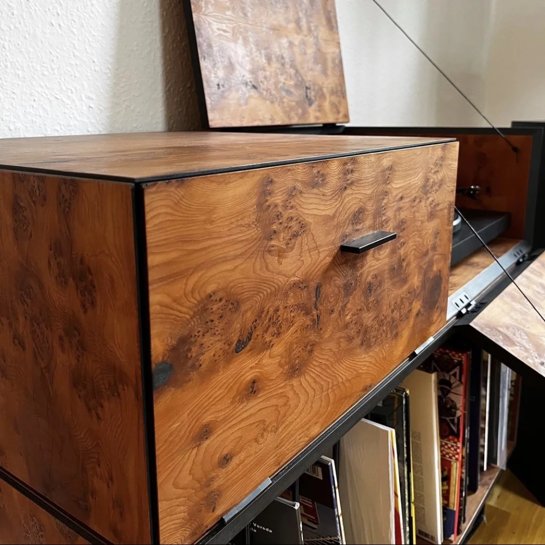 Maßgefertigter Holzschrank, fertig poliert und montiert.