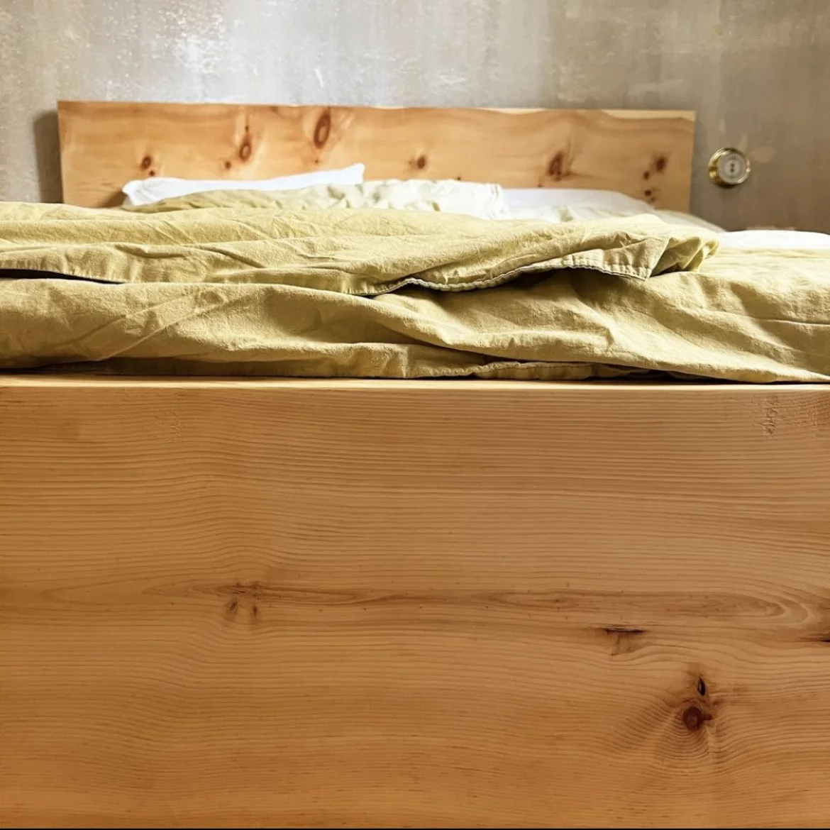 Bett aus Holz als Nahaufnahme
