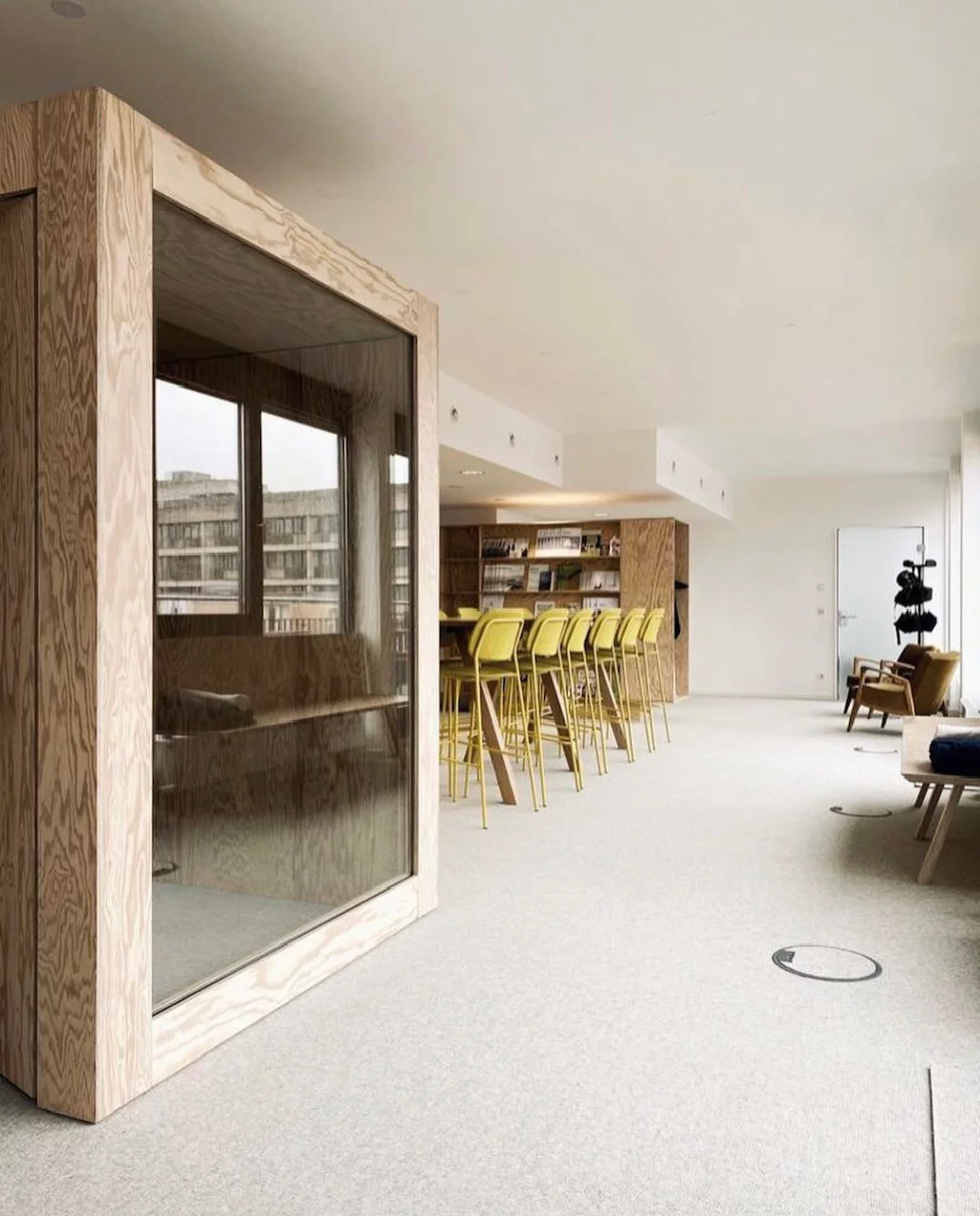 Großes und modernes Büro mit Holzelementen