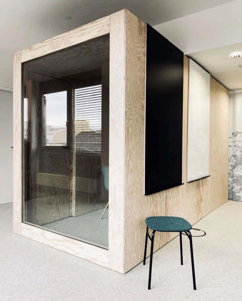 Innenraum im Büro aus Holz mit großem Glas