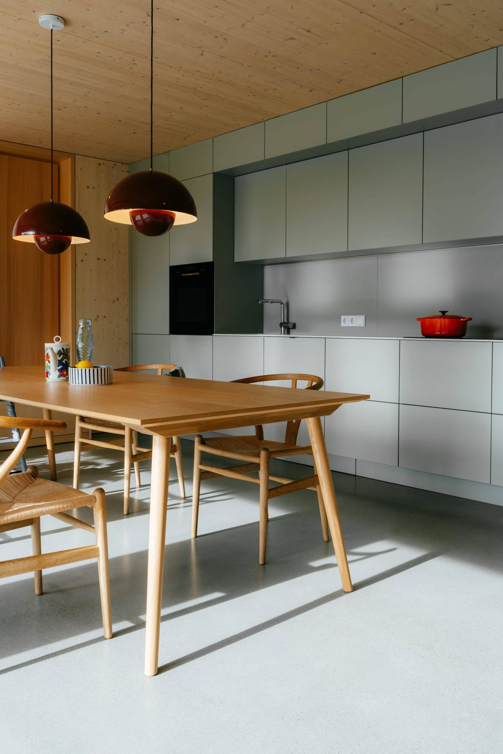 Moderne Küche im Allgäu mit großer integrierter Schiebetür