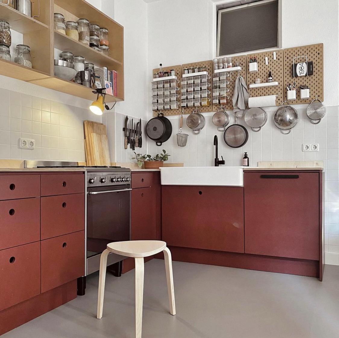 Rote Designküche - Holzhandwerk Dankesreiter