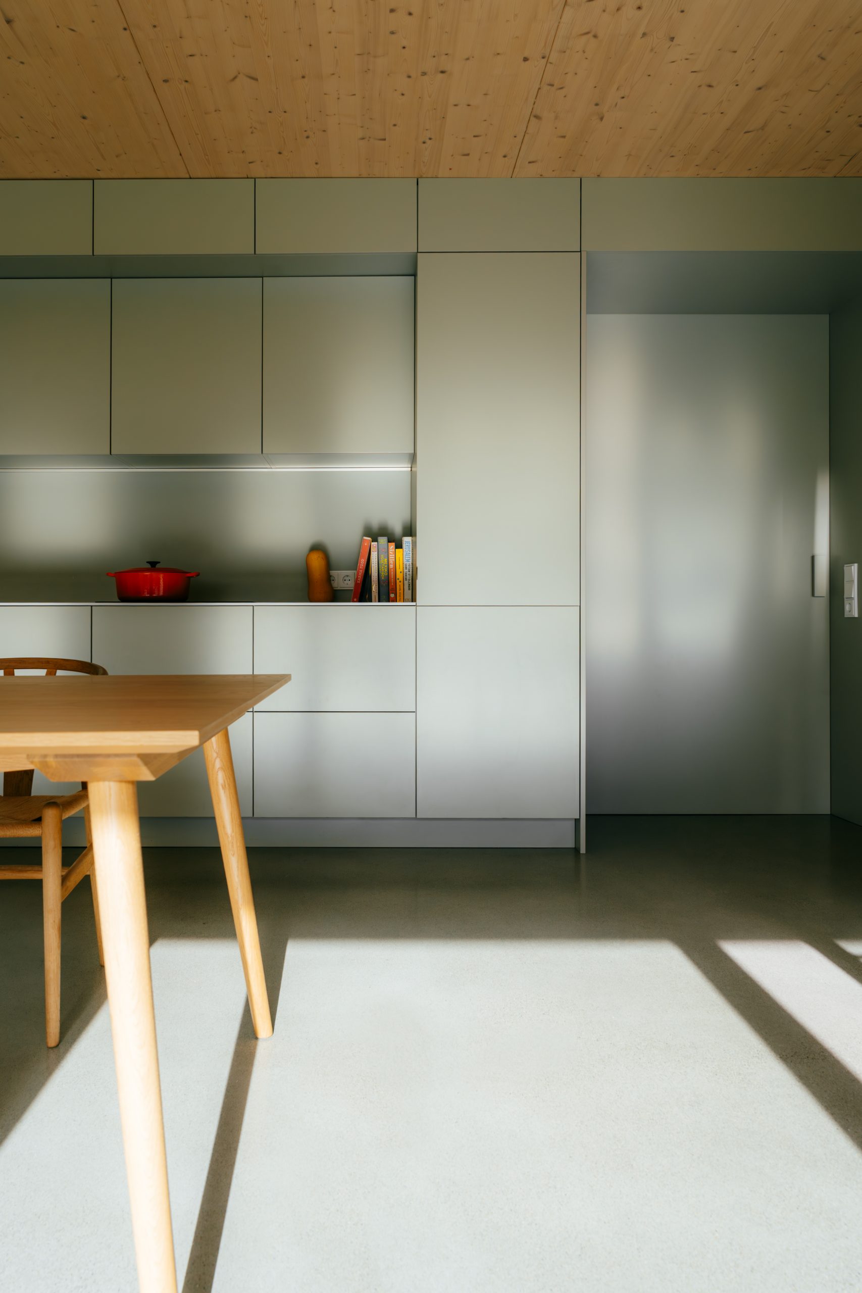Schreinerküche mit salbeigrünen Fronten aus Schichtstoff