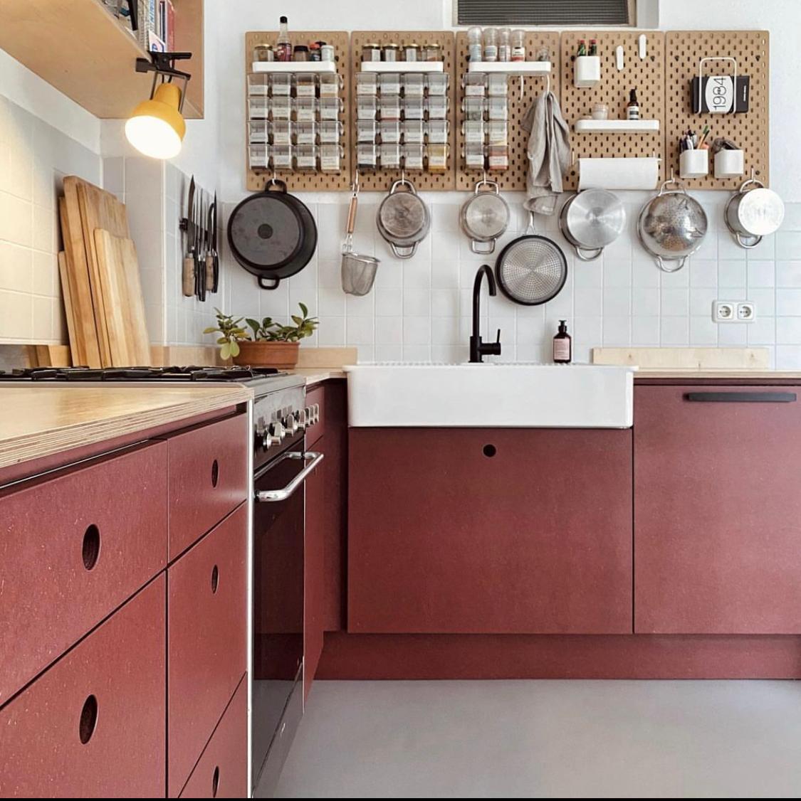 Farbige Designküche mit roten Fronten