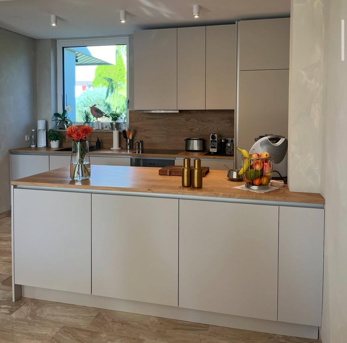 Arbeitsplatte aus massiver Eiche geölt in moderner Küche