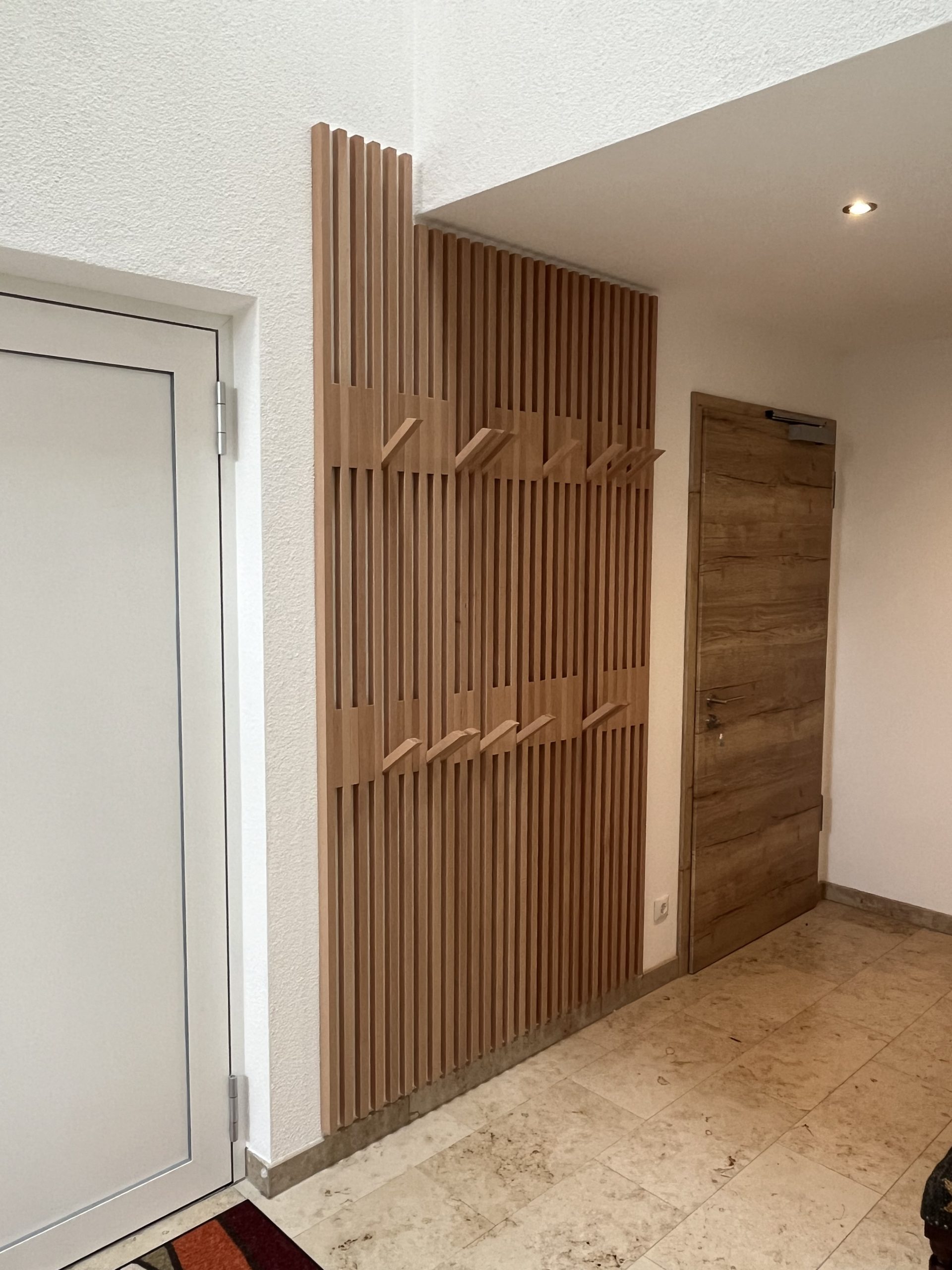 Holzgarderobe im Flur