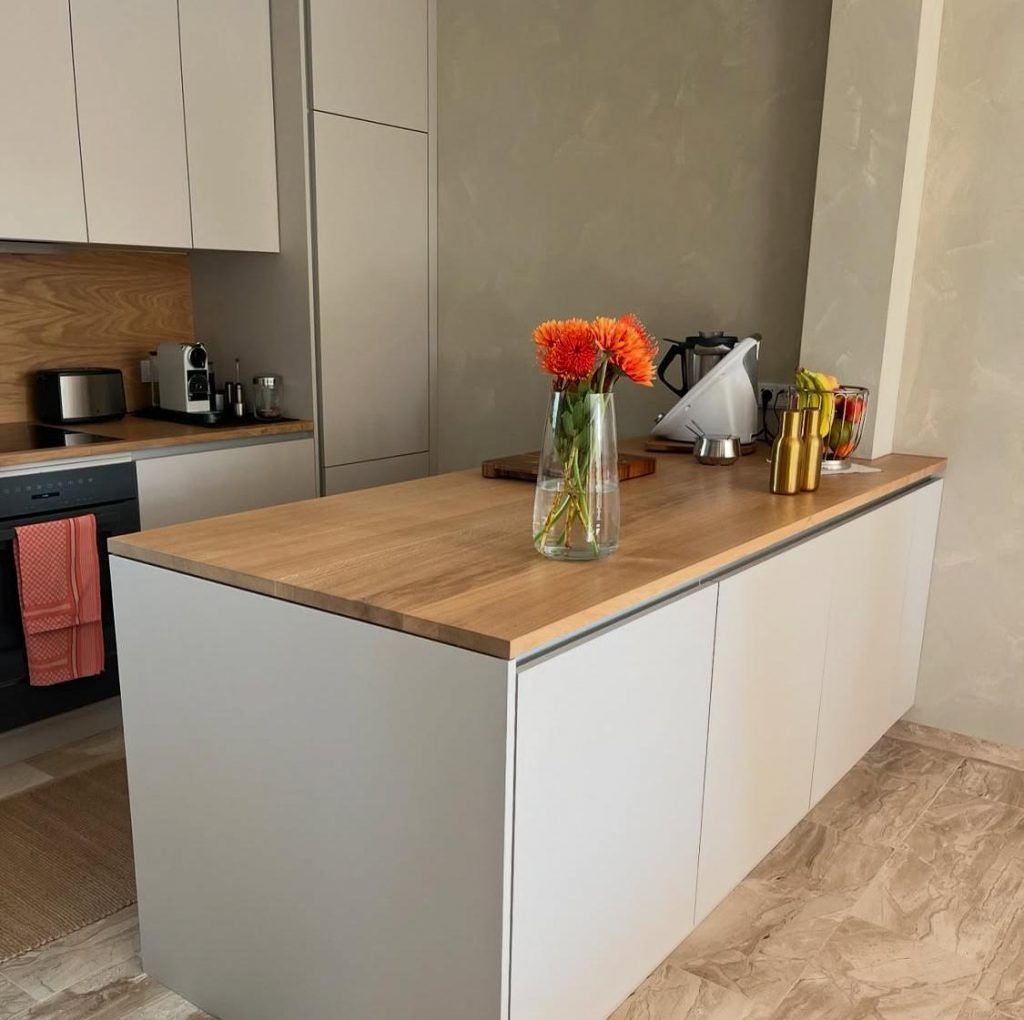 Arbeitsplatte aus Holz in der Küche