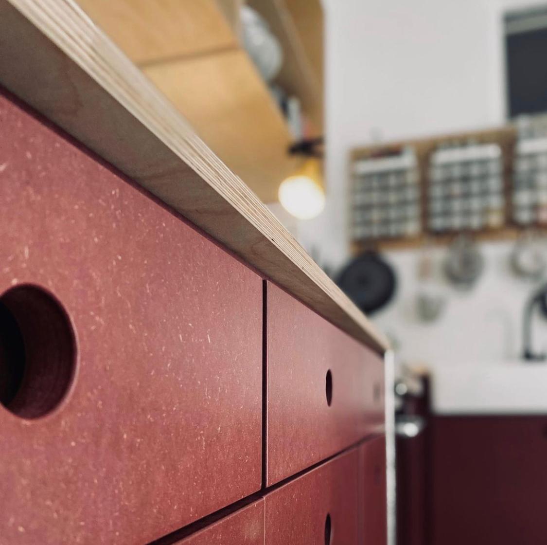 Moderne Küche mit roten MDF-Fronten