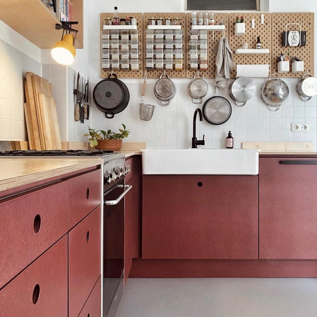 Farbige Designküche mit roten Fronten