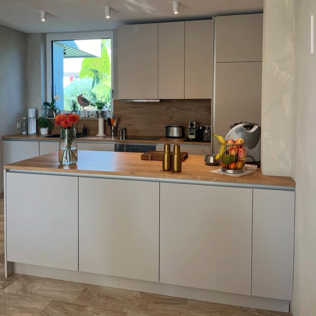 Arbeitsplatte aus massiver Eiche geölt in moderner Küche