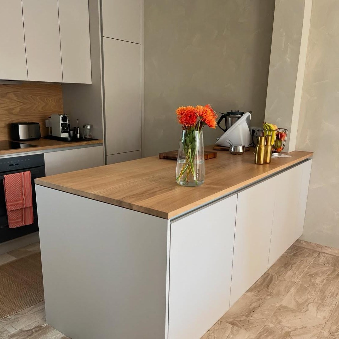 Arbeitsplatte aus Holz in der Küche