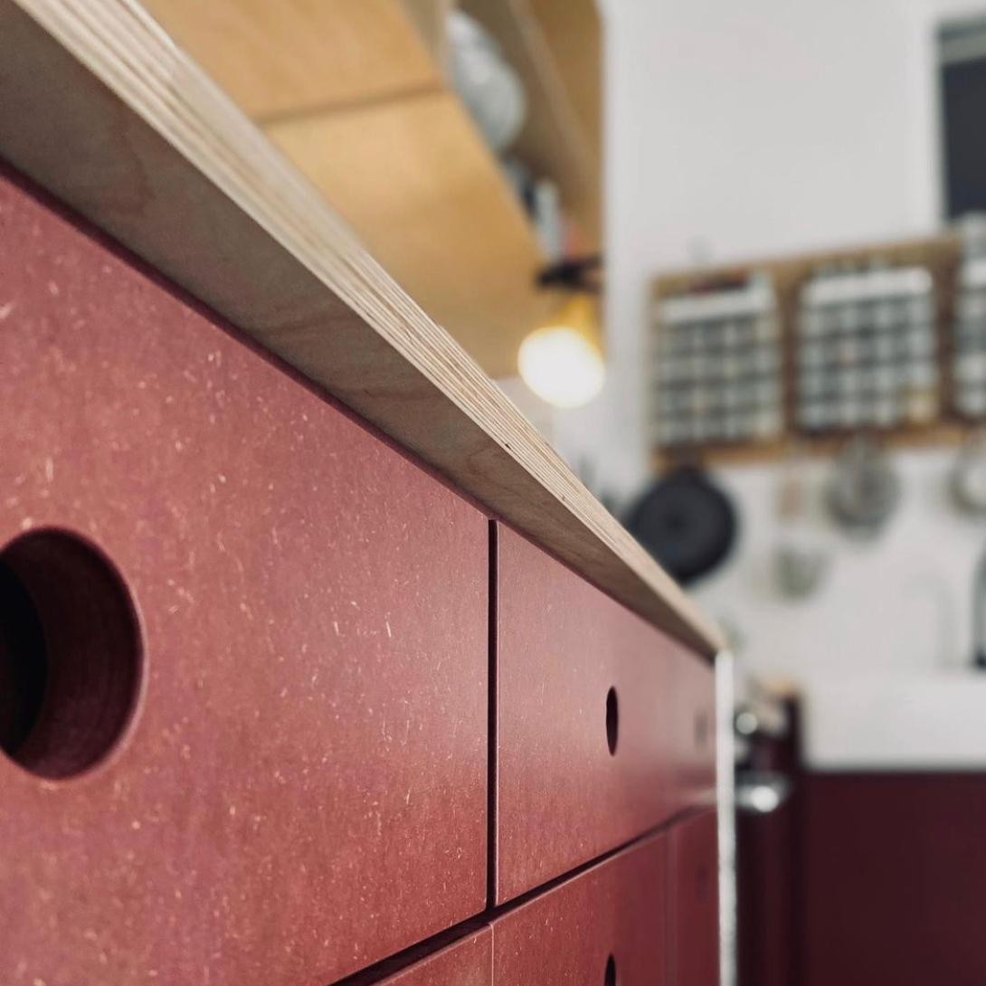 Moderne Küche mit roten MDF-Fronten