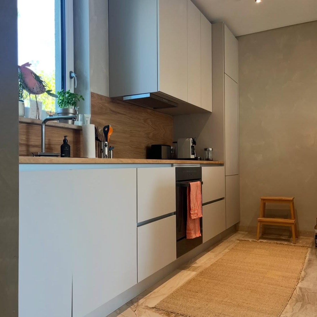 Designküche mit kaschmirgrauer Frontgestaltung