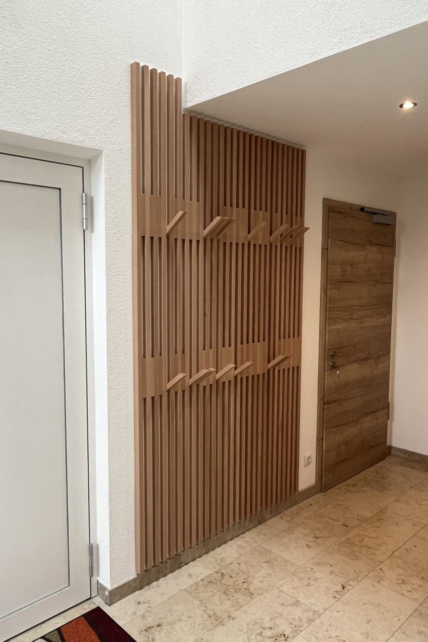Holzgarderobe im Flur