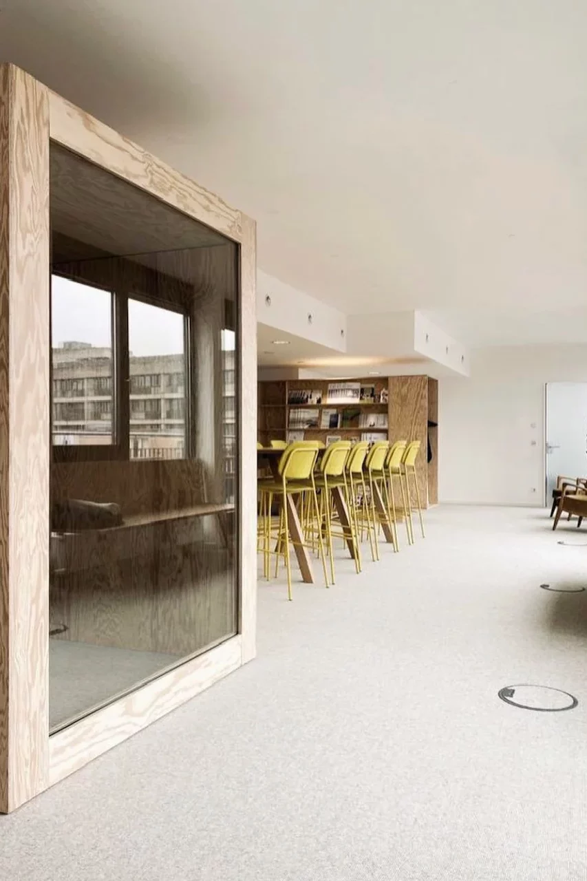 Großes und modernes Büro mit Holzelementen